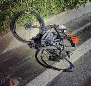 Ciclista morre atropelado e condutor de carro foge na MG-050, em Córrego Fundo - Foto: Divulgação/PMRv