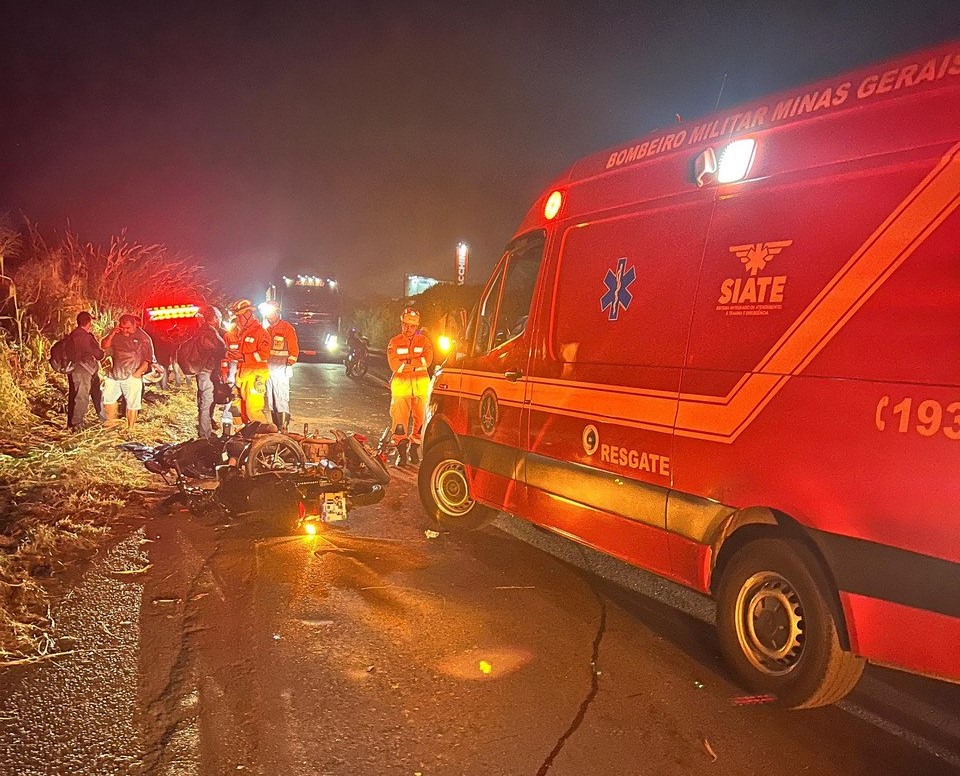 Motociclista morre esmagado após acidente em Uberlândia - Foto: Divulgação/Corpo de Bombeiros