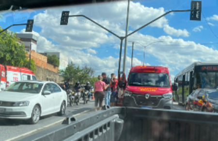 Garupa de moto morre atropelada por caminhão na Avenida Pedro I, em BH - Foto: Divulgação/BHTrans