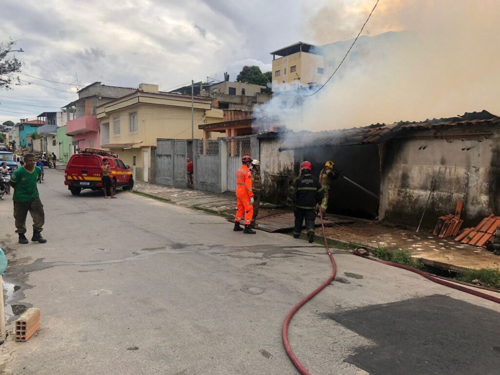 Incêndio se espalha, atinge casa vizinha e assusta moradores em Santa Luzia - Foto: Divulgação/Corpo de Bombeiros