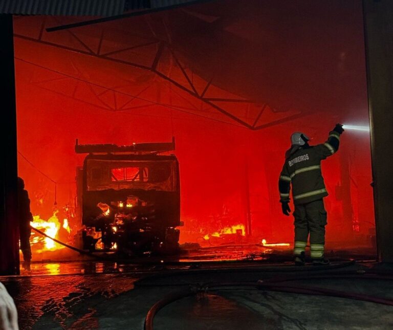 Galpão é consumido por incêndio na Grande BH - Foto: Divulgação/Corpo de Bombeiros