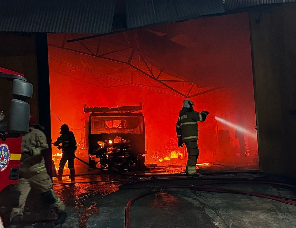 Galpão é consumido por incêndio na Grande BH - Foto: Divulgação/Corpo de Bombeiros 