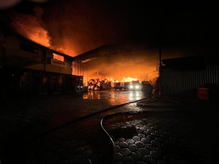 Incêndio de grandes proporções destrói depósito em Itabira - Foto: Divulgação/Corpo de Bombeiros