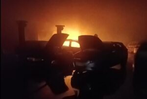 Carros são destruídos por incêndio em oficina mecânica em BH - Foto: Divulgação/CBMMG