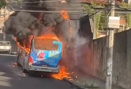 Motorista é agredido e ônibus incêndio por criminosos na Pampulha, em BH - Foto: Reprodução/Redes Sociais