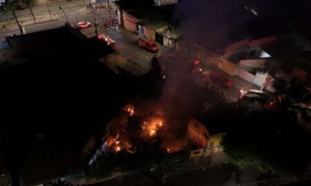 Incendio provoca explosão e destrói veículos no bairro Tupi, em BH - Foto: visaodoalto_filmagens