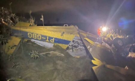 Piloto fica preso às ferragens após queda de avião agrícola em Uberlândia - Foto: Divulgação/CBMMG