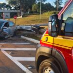 Três pessoas ficam feridas após carro bater em radar na MG-179, em Alfenas - Foto: Divulgação/Corpo de Bombeiros