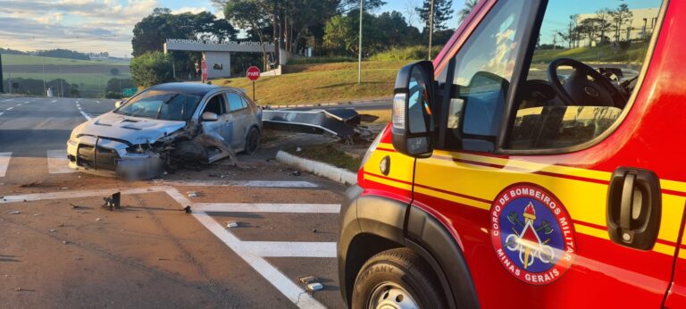 Três pessoas ficam feridas após carro bater em radar na MG-179, em Alfenas - Foto: Divulgação/Corpo de Bombeiros