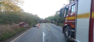 Idosa morre em acidente entre carro e caminhão na MGC-122, em Janaúba - Foto: Divulgação/Corpo de Bombeiros