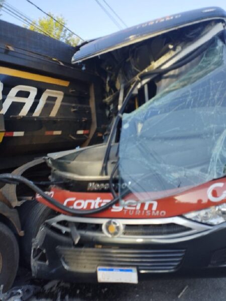 Acidente entre ônibus e carreta deixa feridos no Barreiro, em BH - Foto: Divulgação/Corpo de Bombeiros