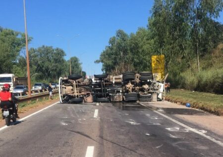 Caminhão tomba e bloqueia totalmente trecho da BR-040, em Ribeirão das Neves Caminhão tomba e bloqueia totalmente trecho da BR-040, em Ribeirão das Neves - Foto: Reprodução/Redes Sociais