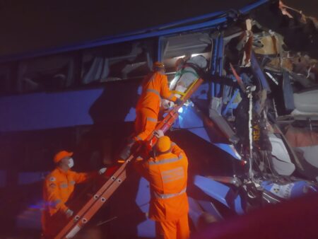 Acidente entre ônibus e carreta deixa cinco feridos na BR-050, em Uberaba - Foto: Divulgação/Corpo de Bombeiros
