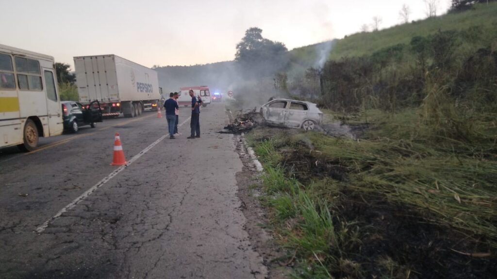 Batida entre moto e carro deixa vítima fatal na BR-262, em Matipó - Foto: Divulgação/CBMMG