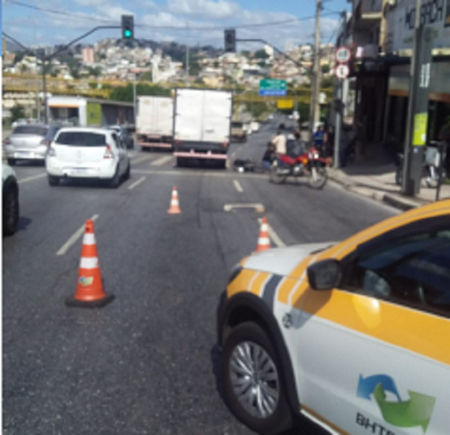 Motociclista e garupa ficam feridos em acidente na Avenida Antônio Carlos, em BH - Foto: Divulgação/BHTrans