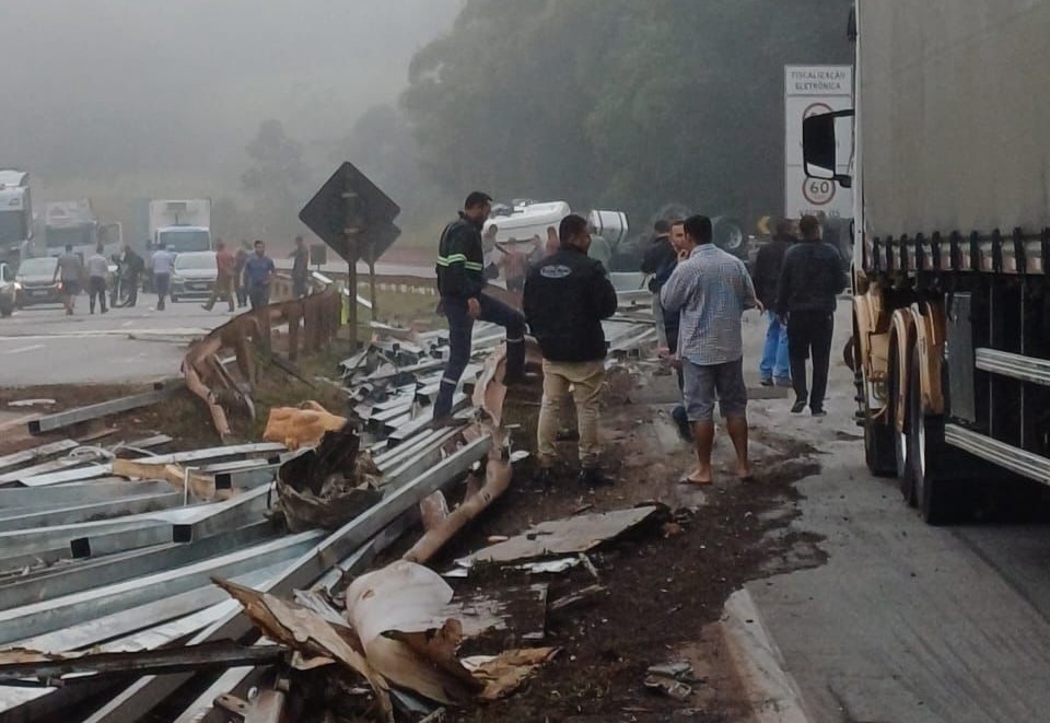 Acidente com carreta interdita completamente Rodovia Fernão Dias, em Itatiaiuçu - Foto: Reprodução/Redes Sociais