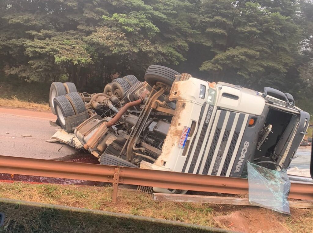 Acidente com carreta interdita completamente Rodovia Fernão Dias, em Itatiaiuçu - Foto: Reprodução/Redes Sociais