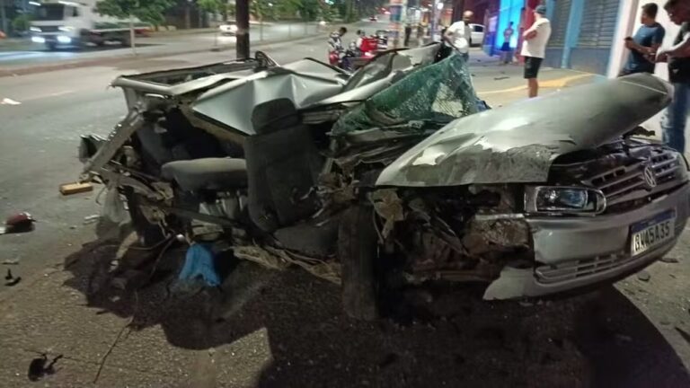 Motorista foge após bater carro em poste na Grande BH - Foto: Divulgação/Transcon