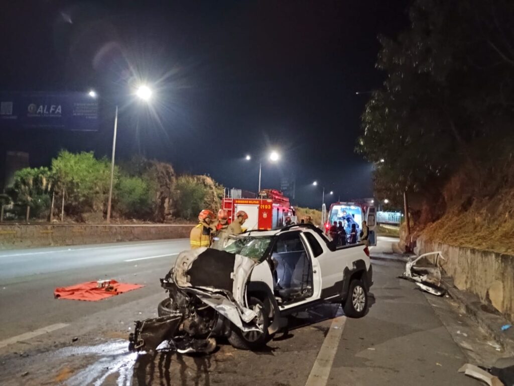 Homem fica gravemente ferido após carro capotar na MG-010, em Lagoa Santa - Foto: Divulgação/Corpo de Bombeiros