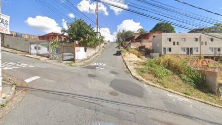Carro sem motorista atropela mãe e filha no bairro Ribeiro de Abreu, em BH - Foto: Reprodução/Google Street View