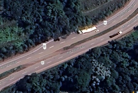 Motorista morre após caminhão tombar na Rodovia Fernão Dias, em Brumadinho - Foto: Reprodução/Google Street View