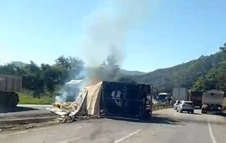 Carreta tomba, pega fogo e deixa vítima gravemente ferida na Fernão Dias, em Itatiaiuçu - Foto: Reprodução/Redes Sociais