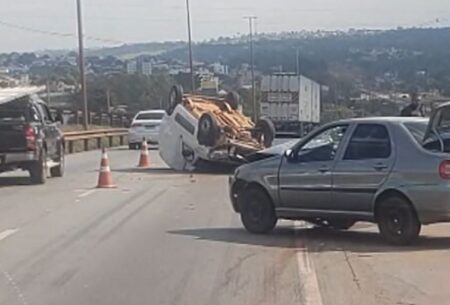 Carro capota após ser atingido na traseira na Rodovia Fernão Dias, em Betim - Foto: Reprodução/Redes Sociais