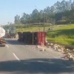 Motorista fica ferido após caminhão tombar na Rodovia Fernão Dias, em Lavras - Foto: Reprodução/Redes Sociais