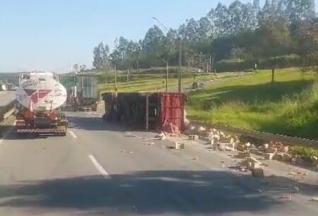 Motorista fica ferido após caminhão tombar na Rodovia Fernão Dias, em Lavras - Foto: Reprodução/Redes Sociais