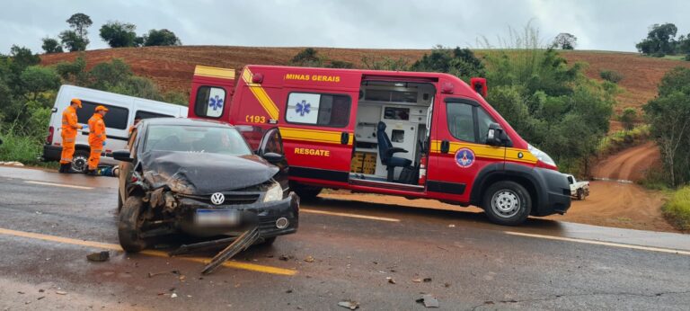 Mãe e filha ficam feridas após acidente entre carros na MGC-491, em Alfenas - Foto: Divulgação/Corpo de Bombeiros