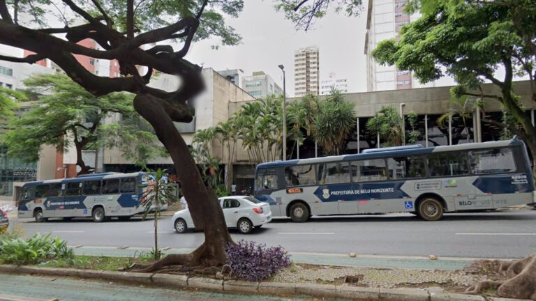 Freada brusca de ônibus deixa passageiras feridas no Centro de BH - Foto: Reprodução/Google Street View