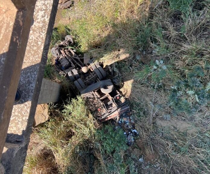Motorista morre esmagamento após caminhão cair de ponte na BR-262 - Foto: Divulgação/Corpo de Bombeiros