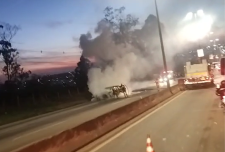 Incêndio em carro interdita trecho e complica trânsito no Anel Rodoviário - Foto: Reprodução/Redes Sociais