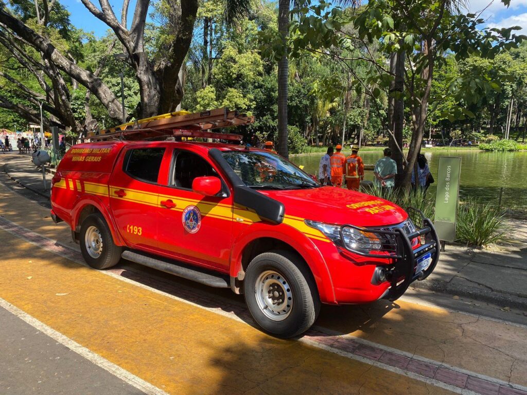 Homem com sinais de embriaguez pula e se afoga na lagoa do Parque Municipal de BH - Foto: Divulgação/Corpo de Bombeiros