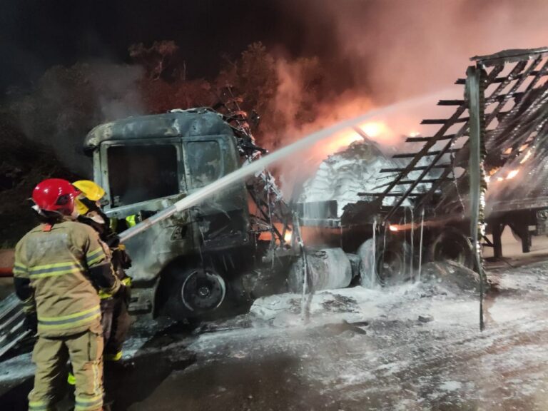 Carreta com tecido e plástico pega fogo, deixa vítima e fecha Rodovia Fernão Dias - Foto: Divulgação/Corpo de Bombeiros