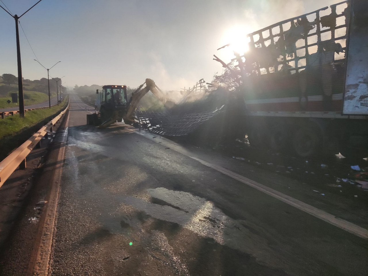 Carreta com tecido e plástico pega fogo, deixa vítima e fecha Rodovia Fernão Dias - Foto: Divulgação/Corpo de Bombeiros