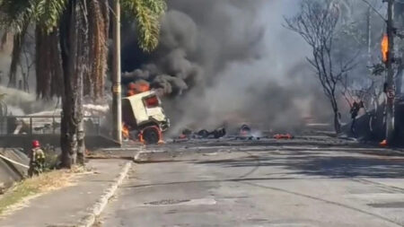 Carreta com oxigênio pega fogo e explode em Vespasiano - Foto: Reprodução/Redes Sociais