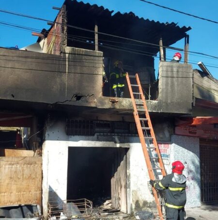 Defesa Civil de BH interdita imóvel após incêndio com morte de adolescente - Foto: Divulgação/Corpo de Bombeiros