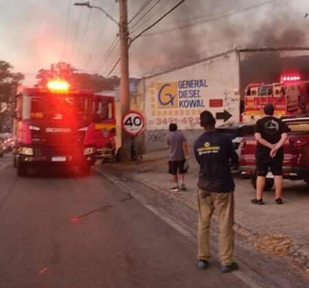 Incêndio de grandes proporções atinge lojas nas margens do Anel Rodoviário, em BH - Foto: Divulgação/Corpo de Bombeiros