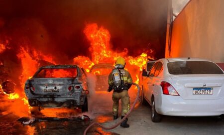 Oficina mecânica é atingida por incêndio e fogo consome 12 veículos em Ipatinga - Foto: Divulgação/Corpo de Bombeiros