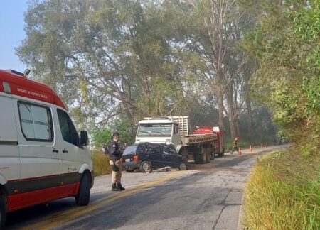 Acidente grave entre carro e caminhão deixa três mortos na MG-135, em Antônio Carlos - Foto: Divulgação/CBMMG