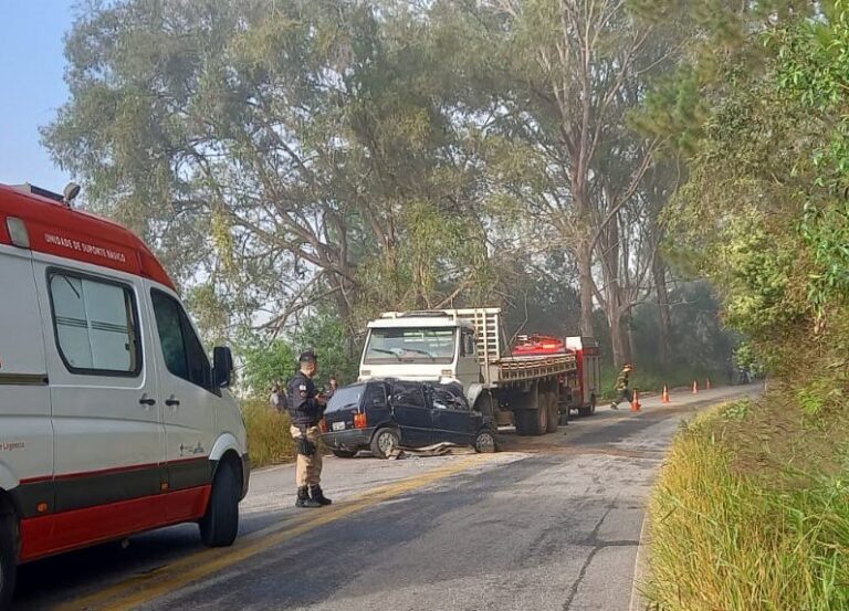 Acidente grave entre carro e caminhão deixa três mortos na MG-135, em Antônio Carlos - Foto: Divulgação/CBMMG