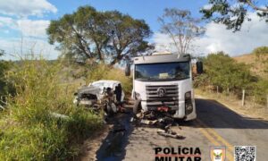 Adolescente morre e irmão fica ferido após acidente frontal em estrada de MG - Foto: Divulgação/PMRv