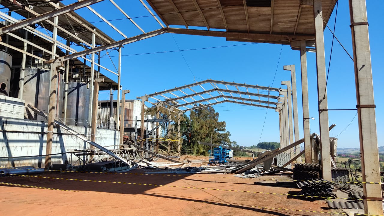 Três trabalhadores ficam feridos após desabamento de estrutura de galpão em Varginha - Foto: Divulgação/Corpo de Bombeiros