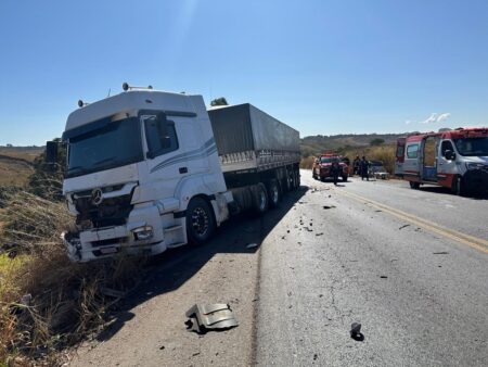 Homem morre após acidente frontal entre carro e caminhão na BR-365, em Patos de Minas - Foto: Divulgação/Corpo de Bombeiros
