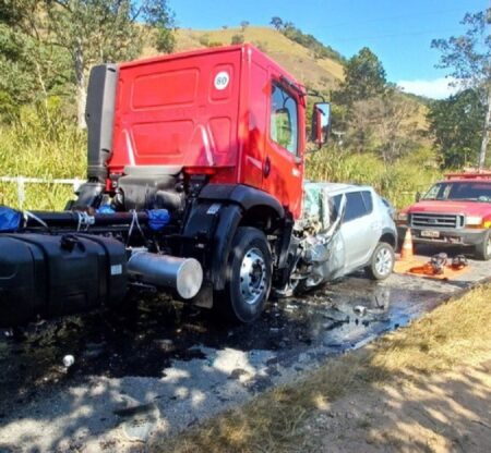 Acidente frontal entre carro e caminhão mata homem na MG-350, em Itajubá - Foto: Divulgação/Corpo de Bombeiros