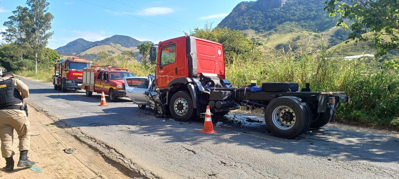 Acidente frontal entre carro e caminhão mata homem na MG-350, em Itajubá 1 Acidente frontal entre carro e caminhão mata homem na MG-350, em Itajubá - Foto: Divulgação/Corpo de Bombeiros
