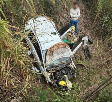 Carro cai de ribanceira de dez metros e deixa vítima na MG-383, em Conselheiro Lafaiete - Foto: Divulgação/CBMMG