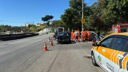 Dois homens ficam feridos em acidente na Avenida Teresa Cristina, em BH - Foto: Divulgação/BHTrans