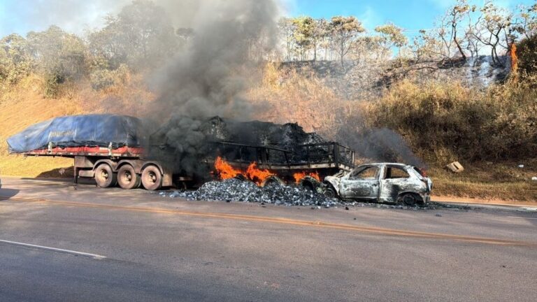Acidente grave entre carro e carreta deixa vítimas na BR-040, em Itabirito - Foto: Divulgação/Corpo de Bombeiros